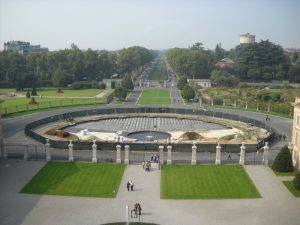 17 Vista dal Belvedere sul viale d'accesso alla villa (lavori in corso nell'avancorte)