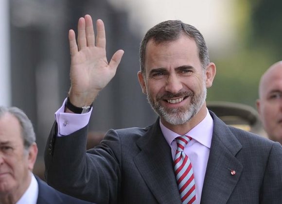 Spanish King Felipe VI waves on arrival before attending the Real Mae I 50 anni di Felipe VI. Il re di Spagna dalla A alla Z