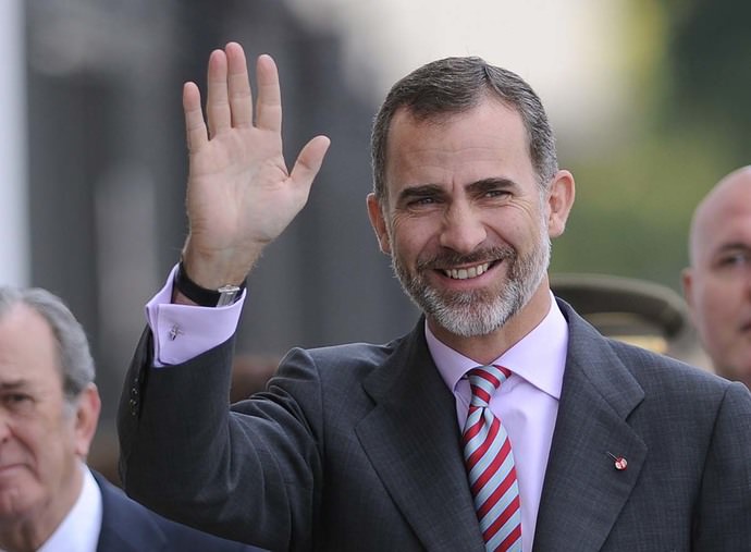Spanish King Felipe VI waves on arrival before attending the Real Mae I 50 anni di Felipe VI. Il re di Spagna dalla A alla Z