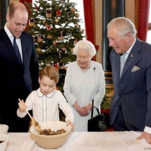 Il Christmas pudding della regina e le postcard natalizie dei royals