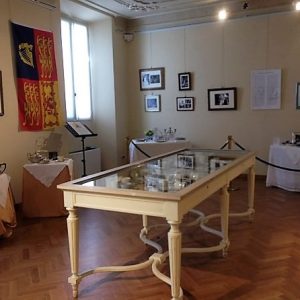 IMG_4023 Un tè con Elisabetta II al museo Glauco Lombardi di Parma fino al 24 settembre