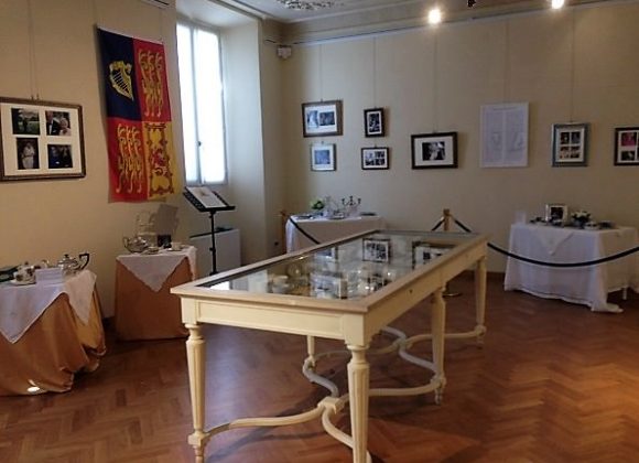 Un tè con Elisabetta II al museo Glauco Lombardi di Parma fino al 24 settembre