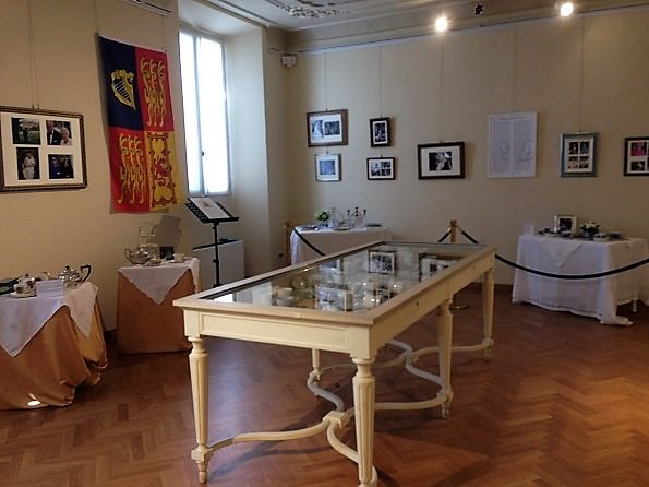 IMG_4023 Un tè con Elisabetta II al museo Glauco Lombardi di Parma fino al 24 settembre