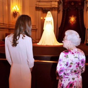 Britain's Queen Elizabeth and Catherine, the Duchess of Cambridge, look at Catherine's wedding dress, at Buckingham Palace in London William & Kate: in mostra a Buckingham Palace l’abito da sposa