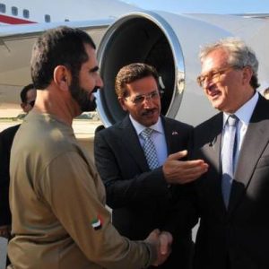 Maktoum-Spacca Lo sceicco Al Maktoum accolto all'aeroporto di Ancona-Falconara dal presidente della Regione Marche Spacca