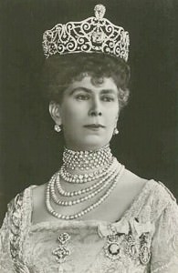 Mary1-195x300 Dalla regina Mary a Camilla, la Durbar Tiara