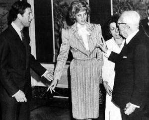 Pertini-Galles-300x242 Quella volta che Pertini fece il baciamano a Diana