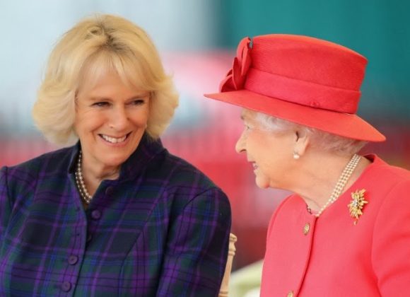 Queen-Duchess-Cornwall-Visit-Ebony-Horse-Club-1XBeZr1EvFVx Foto del giorno