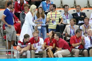 Gruppo di royal a bordo piscina