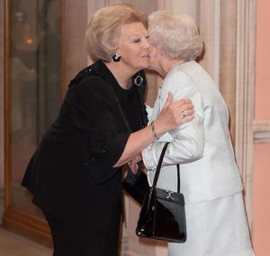 W2 Elisabetta II e la regina Beatrice