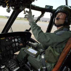 William William lascia il servizio attivo nella RAF