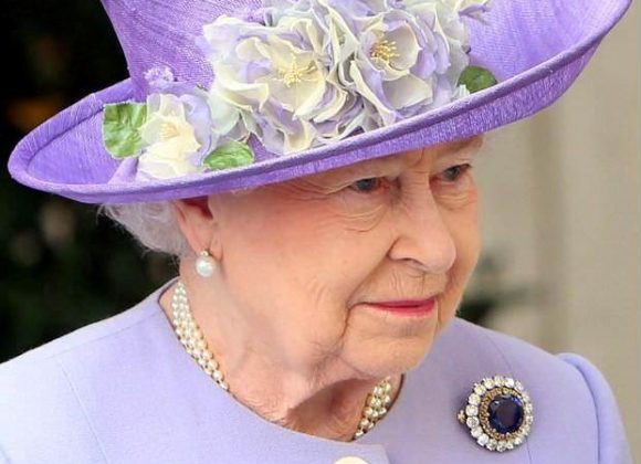 * Lo straordinario e misterioso zaffiro della regina Elisabetta