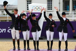 La squadra inglese - di cui fa parte anche Zara Phillips che però secondo gli esperti non ha brillato - ha conquistato l'argento nel concorso completo 