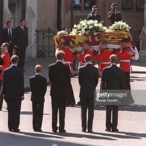 gettyimages-75351433-1024x1024-1 Addio Diana e un’ondata di emozione travolge il mondo