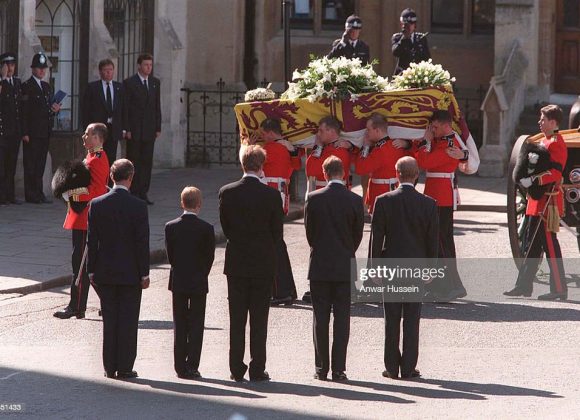gettyimages-75351433-1024x1024-1 Addio Diana e un’ondata di emozione travolge il mondo
