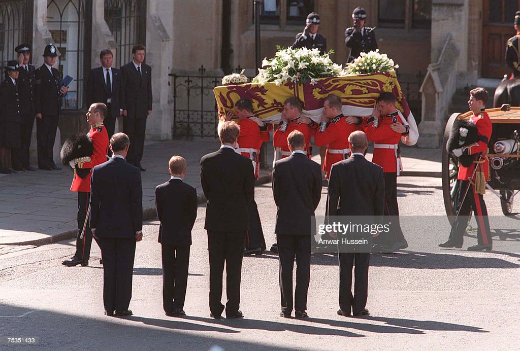 gettyimages-75351433-1024x1024-1 Addio Diana e un’ondata di emozione travolge il mondo