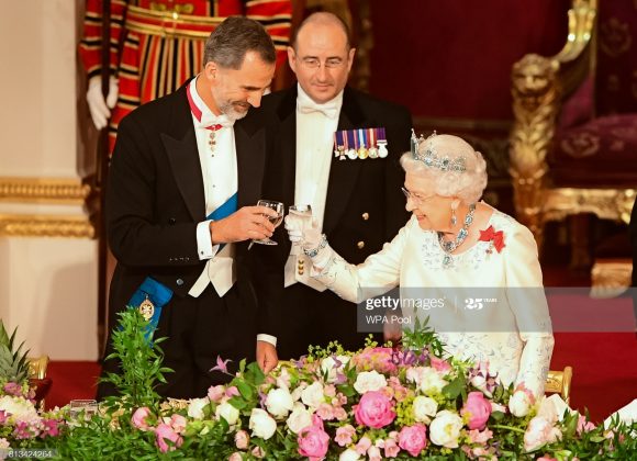 gettyimages-813424264-2048x2048-1 La tavola della regina, tutti i segreti delle cene di Stato a Buckingham Palace
