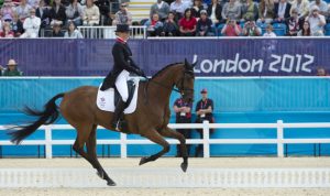 Zara Phillips durante la sua prova. Ho visto per un attimo un concorrente italiano e devo dire che è una gara incredibile, il cavallo ha la grazie e la leggerezza di ballerino. Affascinante.